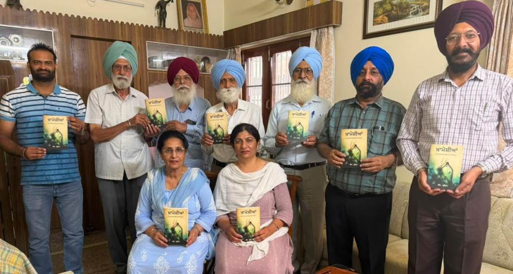 ਐੱਸ ਪ੍ਰਸ਼ੋਤਮ ਨੇ ਆਪਣੇ ਨਵ ਪ੍ਰਕਾਸ਼ਿਤ ਕਾਵਿ ਸੰਗ੍ਰਿਹ  ਖਾਮੋਸ਼ੀਆਂ  ਨੂੰ ਕੀਤਾ ਮੀਟਿੰਗ ਚ ਰਸਮੀ ਤੌਰ ਤੇ ਸਾਹਿਤਕਾਰਾਂ ਨੂੰ ਭੇਂਟ